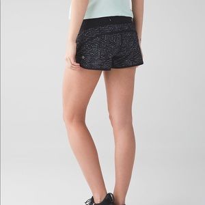 Lululemon Speed Short *4-way Stretch Samba Snake Battleship Black / Black